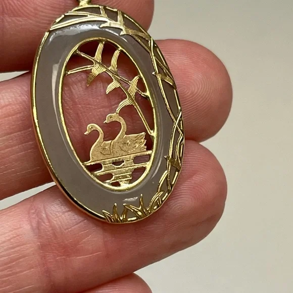 Vtg 14K Yellow Gold Jade Swan Pendant Asian Landscape Bamboo Openwork Oval 3.2g - Picture 5 of 10